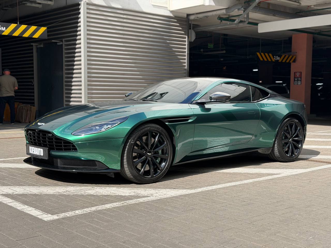 Купити Aston Martin DB11 Київ